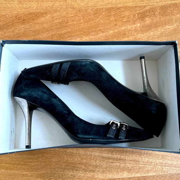 Burberry Black Suede Pumps with Logo Buckle Trim - Size 39 - Picture 2 of 9